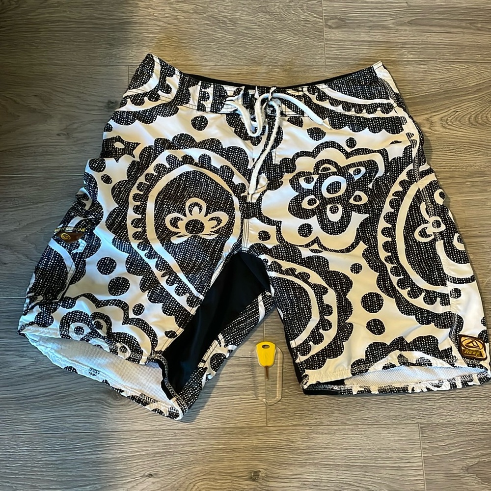 Reef Black and white floral pattern, Velcro, and tie closure